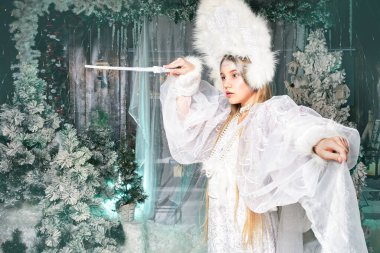 Peri kar perisi büyüyle donar