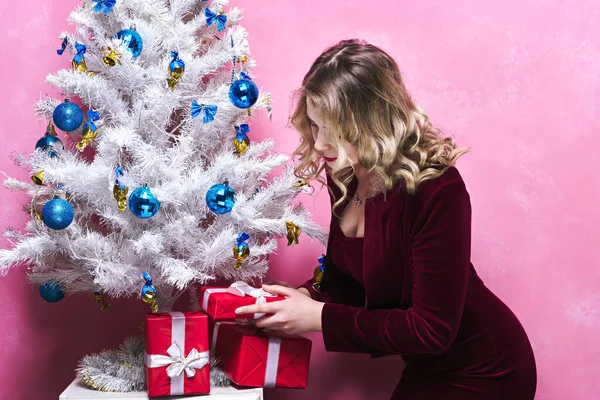 Surprised Woman Looking Gifts Christmas Tree — Stock Photo, Image