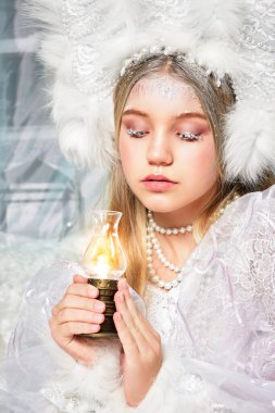 Ormandaki kar perisi elinde bir lamba tutuyor. Muhteşem dekorasyon.