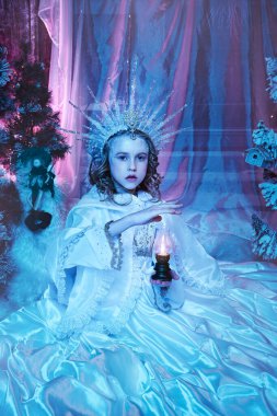 Ormandaki kar perisi elinde bir lamba tutuyor. Muhteşem dekorasyon.