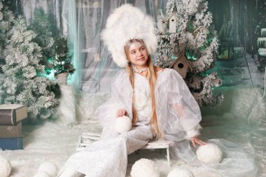 Karlı bir perinin taçtaki çocuk portresi