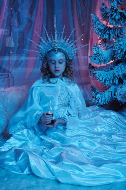 Ormandaki kar perisi elinde bir lamba tutuyor. Muhteşem dekorasyon.