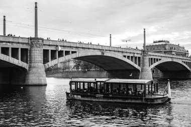 Birkaç renkli tekne boş iskele boyunca duruyor.
