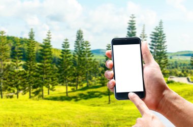 Dikey konumunu, arka plan bulanıklık Golf smartphone telefon kullanarak ele.