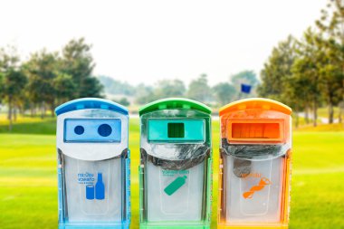 Gökyüzü arka plan beach ekoloji bulanık bir zemin üzerine geri dönüşüm kutuları.