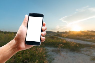 Dikey konumunu, güzel manzara arka plan bulanıklık smartphone telefon kullanarak ele