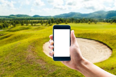Dikey konumunu, arka plan bulanıklık Golf smartphone telefon kullanarak ele.