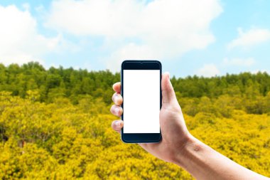 Dikey konumunu, güzel manzara arka plan bulanıklık smartphone telefon kullanarak ele