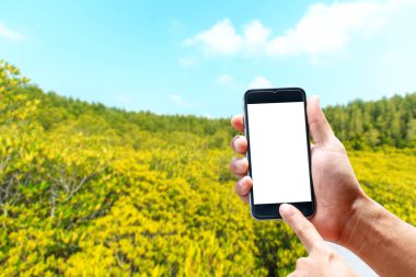 Dikey konumunu, güzel manzara arka plan bulanıklık smartphone telefon kullanarak ele