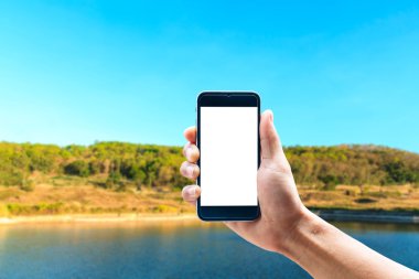 Dikey konumunu, güzel manzara arka plan bulanıklık smartphone telefon kullanarak ele