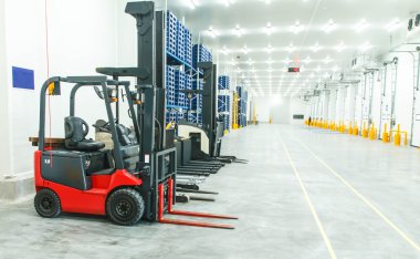 Forkliftlerle büyük bir depo