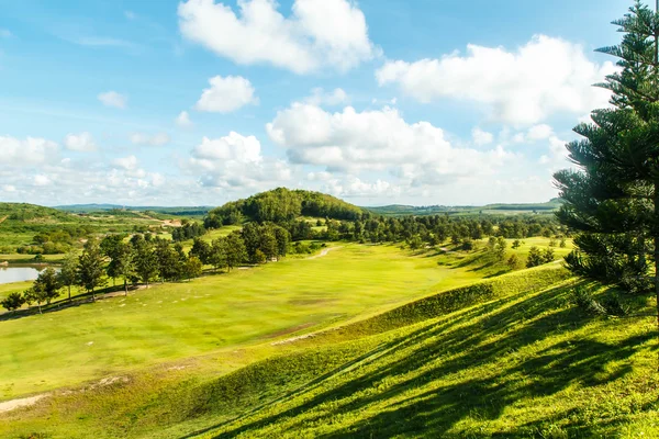 Krajobraz pole golfowe w tropikach. — Zdjęcie stockowe