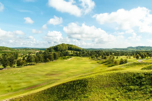 Krajobraz pole golfowe w tropikach. — Zdjęcie stockowe