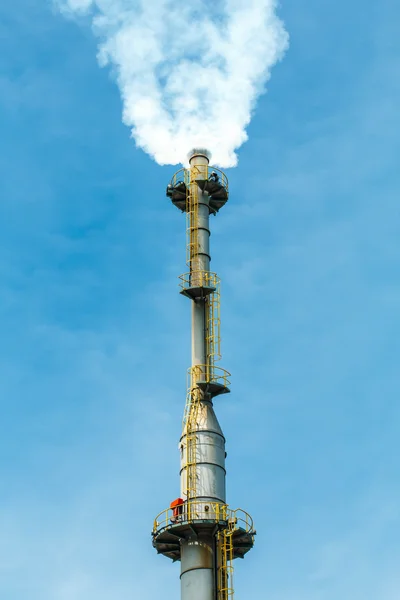 Witte rook die uit de schoorsteen vervuilende — Stockfoto