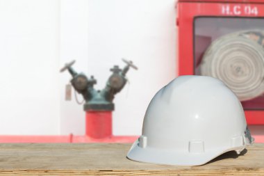 Sanayi profili üzerinde dinlenme Mühendisliği ve güvenlik kask.