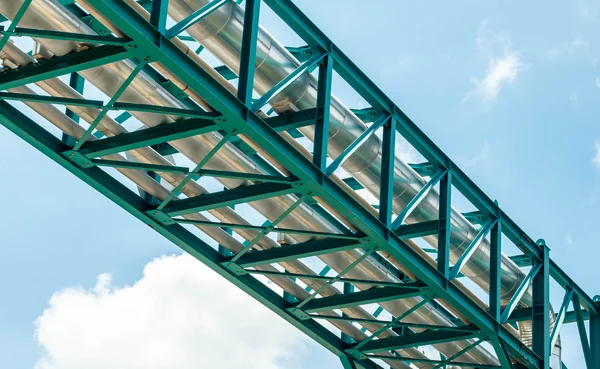 パイプを橋の上の産業パイプライン — ストック写真