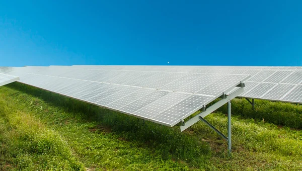 空を背景にした太陽電池パネルは. — ストック写真