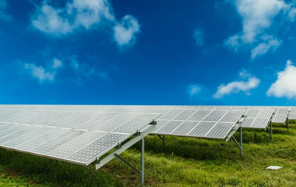 空を背景にした太陽電池パネルは. — ストック写真