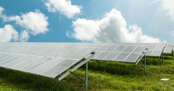 空を背景にした太陽電池パネルは. — ストック写真