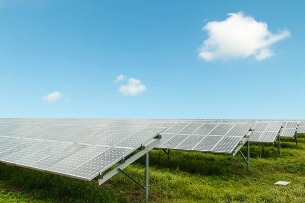 空を背景にした太陽電池パネルは. — ストック写真