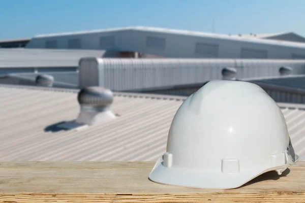 商業施設の建設で建築の金属の屋根ふきの詳細に立っていた工学, 安全ヘルメット. — ストック写真