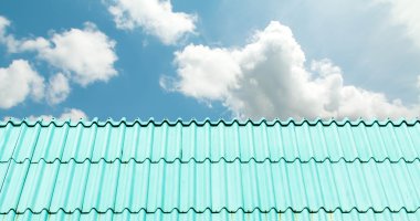 Ticari inşaat tarafı güzel manzara metal çatı mimari detay.