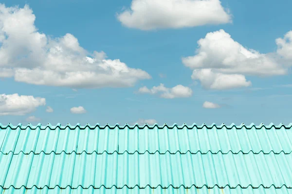 Dettaglio architettonico del tetto metallico della costruzione commerciale lato bellissimo paesaggio . — Foto Stock