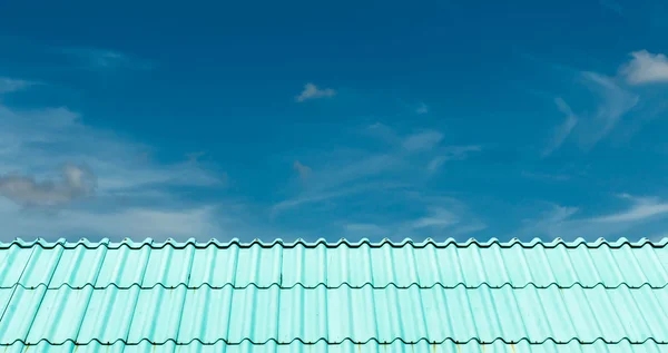Detalle arquitectónico del techo de metal del lado de la construcción comercial hermoso paisaje . —  Fotos de Stock