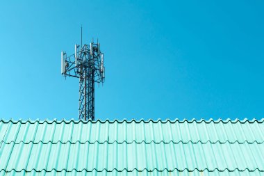 Ticari inşaat tarafı güzel manzara metal çatı mimari detay.