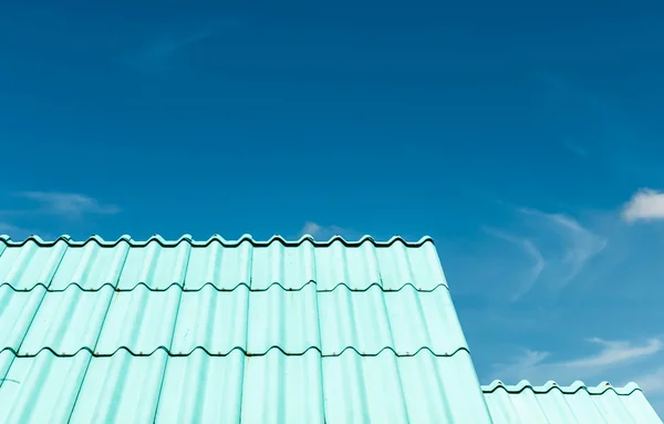 Építészeti részlet a fém tető a kereskedelmi építési oldalon gyönyörű táj. — Stock Fotó