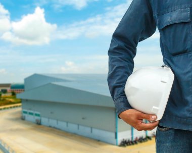 Ticari İnşaat mimari metal çatı detaylarını Mühendisliği ve güvenlik kask durdu.