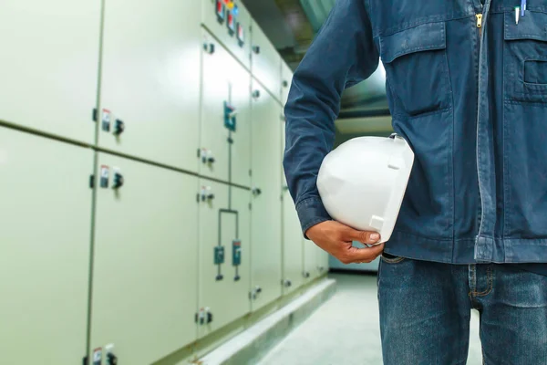 Ingeniero de casco en la industria eléctrica del interruptor del panel trasero . — Foto de Stock