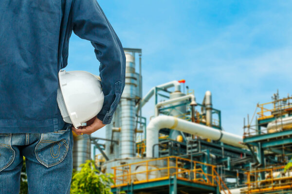 Инженерно-защитные шлемы стояли на деталях нефтеперерабатывающего завода
