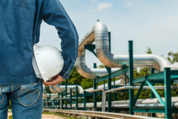 Инженерно-защитные шлемы стояли на деталях нефтеперерабатывающего завода
