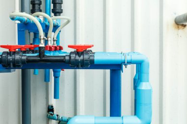 Su vanası bir Pvc boru, mavi su bağlı.