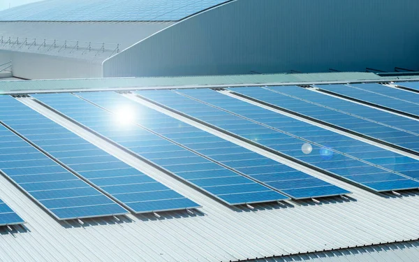 Architektonisches Detail Der Metalldächer Auf Gewerblicher Bauweise Solarzellen Oder Solarzellen — Stockfoto