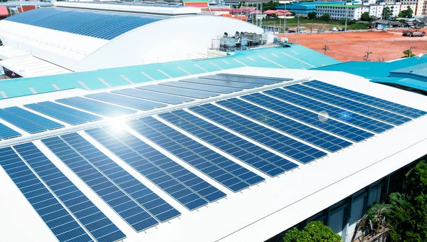 商業建築上の金属屋根の建築の詳細太陽光と工場の屋上やテラスの太陽電池パネルや太陽電池 — ストック写真
