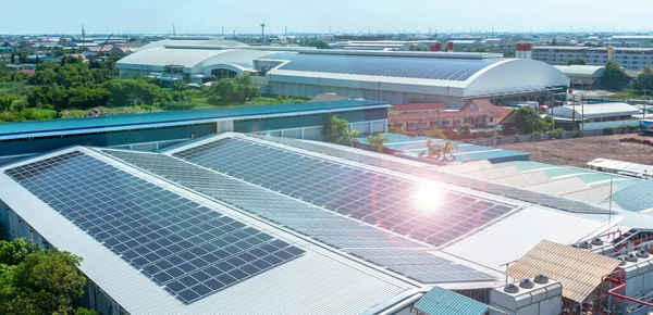 商業建築上の金属屋根の建築の詳細太陽光と工場の屋上やテラスの太陽電池パネルや太陽電池 — ストック写真