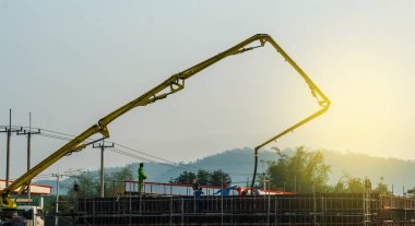 İnşaat binası beton pompayla çalışıyor