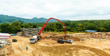 İnşaat binası beton pompayla çalışıyor