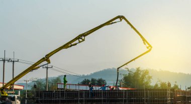 İnşaat binası beton pompayla çalışıyor