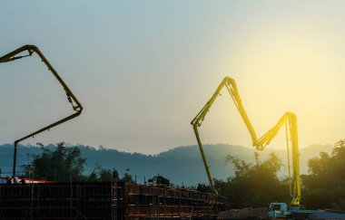 İnşaat binası beton pompayla çalışıyor