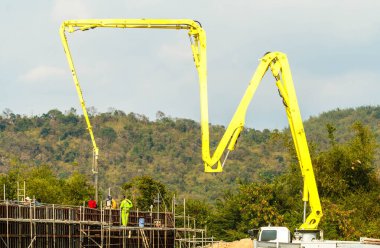 İnşaat binası beton pompayla çalışıyor