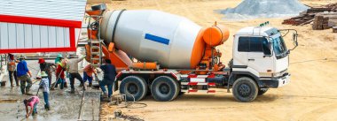 Çimentodan yeni bir bina zemin kamyonu mikserine kadar.