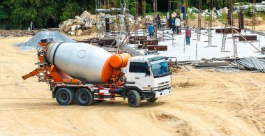 Çimentodan yeni bir bina zemin kamyonu mikserine kadar.