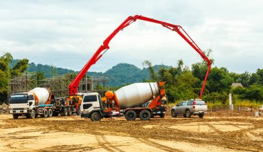 İnşaat binası beton pompayla çalışıyor
