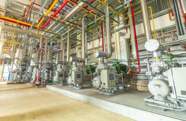 Fabrikadaki endüstriyel kompresör soğutma istasyonu