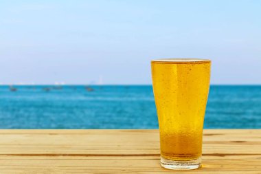 Arka planda bir bardak bira bulanıklığı