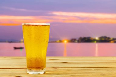 Arka planda bir bardak bira bulanıklığı