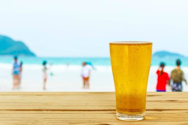 Arka planda bir bardak bira bulanıklığı